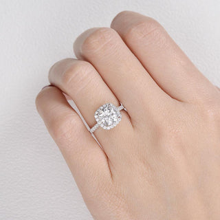 Bague de fiançailles halo en moissanite en forme de coussin de 1,8 ct