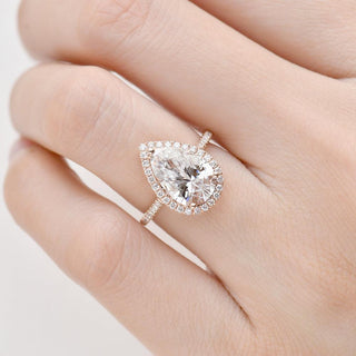 Bague de fiançailles en moissanite taille poire de 3,1 ct avec halo pavé