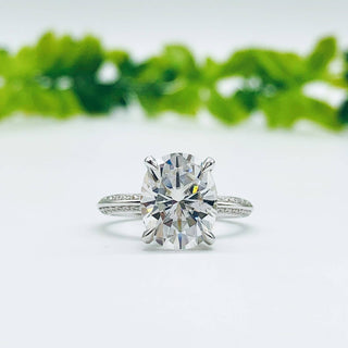 Bague de fiançailles en moissanite à halo caché de taille ovale de 5,18 ct