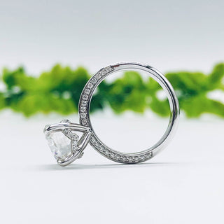 Bague de fiançailles en moissanite à halo caché de taille ovale de 5,18 ct