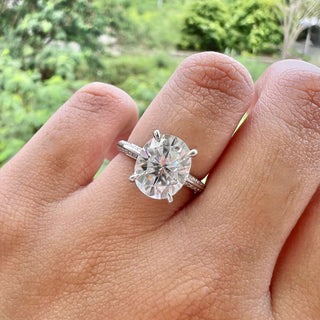 Bague de fiançailles en moissanite à halo caché de taille ovale de 5,18 ct