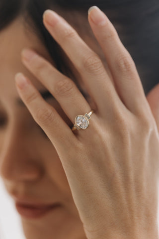 Bague de fiançailles en moissanite de style à trois pierres et lunette ovale de 1,20 ct