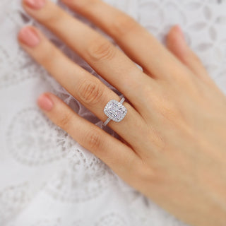 Bague de fiançailles halo en moissanite de forme coussin allongée de 2,30 ct