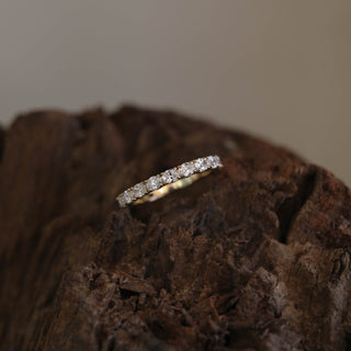 Alliance de mariage semi-éternité ovale East West en moissanite de 0,75 TCW