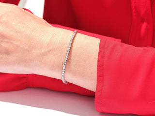 Pulsera de tenis con diamantes de moissanita de talla redonda en oro blanco de 14 quilates