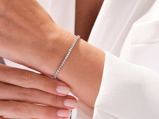 Pulsera de tenis con diamantes de moissanita de talla redonda en oro blanco de 14 quilates