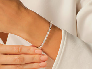 Bracelet tennis en or blanc 14 carats avec diamants et moissanite taille émeraude