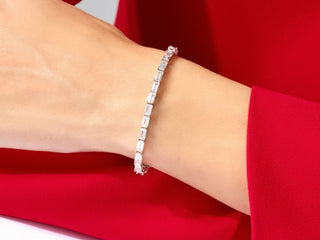 Bracelet tennis en or blanc 14 carats avec diamants et moissanite taille émeraude