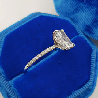 Anillo de compromiso con diamantes cultivados en laboratorio F/VS1 con engaste pavé radiante de 3,33 quilates