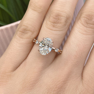 Anillo de compromiso con diamantes pavé pequeños de moissanita de talla ovalada de 2,50 quilates 