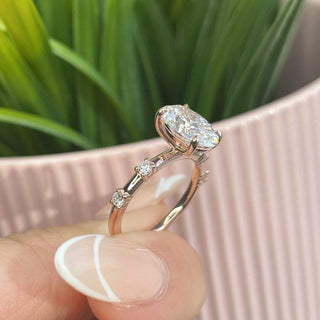 Bague de fiançailles avec diamants taille ovale en moissanite et pavé de petits diamants de 2,50 ct 