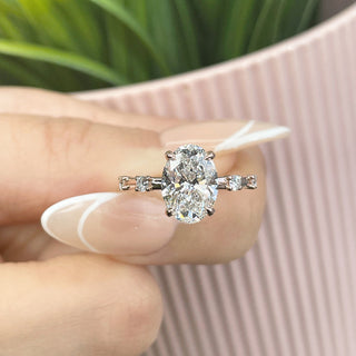 Bague de fiançailles avec diamants taille ovale en moissanite et pavé de petits diamants de 2,50 ct 