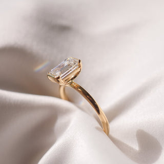 Bague de fiançailles de style solitaire avec lunette en diamant CVD en forme d'émeraude de 1,50 à 2,50 carats