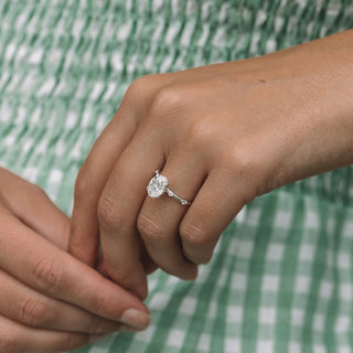 Bague de fiançailles en diamants ovales à halo caché de 2,10 ct et pavé de petits diamants en moissanite