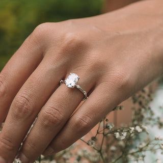 Bague de fiançailles en diamants ovales à halo caché de 2,10 ct et pavé de petits diamants en moissanite