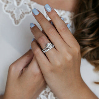 Bague de fiançailles en moissanite à taille ronde et halo caché de 1,7 ct