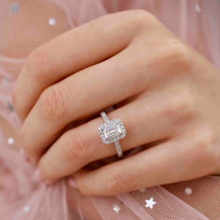 Bague de fiançailles de style halo en moissanite en forme d'émeraude de 1,01 ct