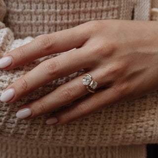 Anillo de compromiso con dos piedras de diamantes EF-VVS en talla cojín y ovalada de 2,27 TCW