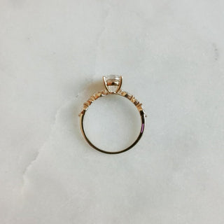 Anillo de compromiso solitario de moissanita de forma ovalada de 1,70 quilates