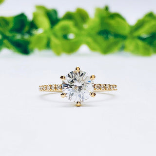 Bague de fiançailles avec solitaire à taille ronde et pavé de moissanite de 1,85 ct