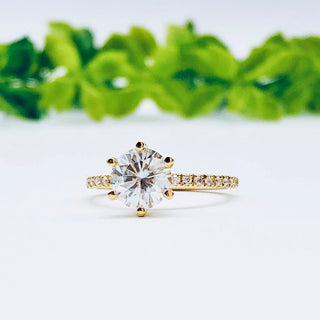 Bague de fiançailles avec solitaire à taille ronde et pavé de moissanite de 1,85 ct