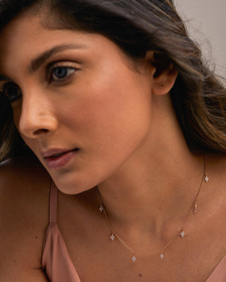 Collar con forma de cometa de diamante de moissanita de corte redondo de 0,45 quilates para mujer