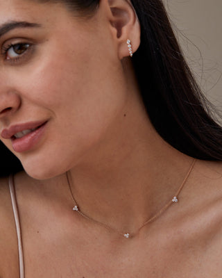 Collier à trois pierres en diamants et moissanite à taille ronde pour femme