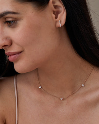 Collar de tres piedras con diamantes de moissanita de talla redonda para mujer