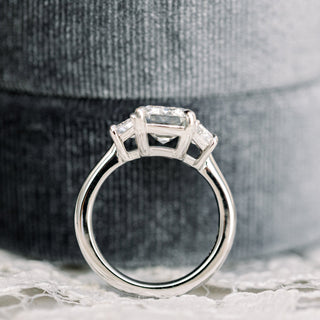 Bague de fiançailles en diamants à trois pierres en moissanite taille émeraude de 2,75 ct sertie de cathédrale pour femme