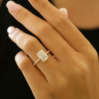 Bague de fiançailles en moissanite avec solitaire taille radiant de 3,51 ct et halo caché