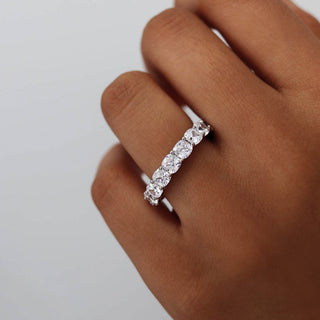 Alliance de mariage de style éternité avec moissanite en forme de coussin de 5,61 ct