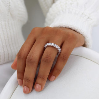 Alliance de mariage de style éternité avec moissanite en forme de coussin de 5,61 ct