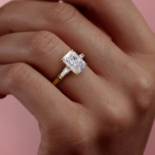 Bague de fiançailles à trois pierres en moissanite de forme radiante de 2,0 ct