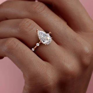 Anillo de compromiso con solitario de moissanita pavé de talla pera de 2,0 ct