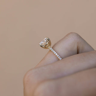 Anillo de compromiso con pavé de diamantes y moissanita redonda de 1,50 quilates 