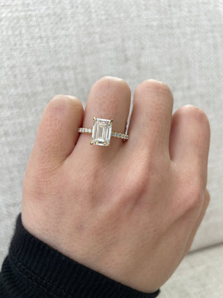 Bague de fiançailles avec halo caché et pavé en moissanite taille émeraude de 2,64 ct