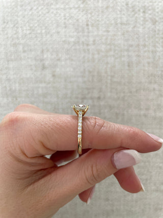 Bague de fiançailles sertie d'un pavé de moissanite à taille ovale de 1,74 ct