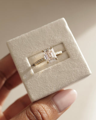 Anillo de compromiso con halo oculto de diamantes de moissanita de talla esmeralda de 2,0 CT a 3,0 CT