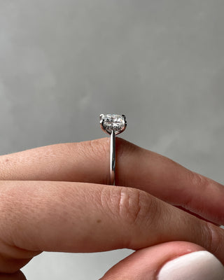 Anillo de compromiso con diamantes cultivados en laboratorio de 1,50 quilates con halo oculto de princesa D/VS2