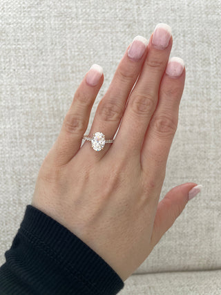 Bague de fiançailles avec halo caché et pavé en moissanite taille ovale de 2,20 ct