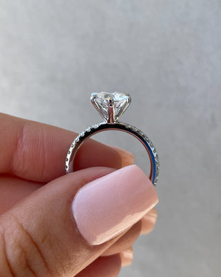 Anillo de compromiso con diamantes cultivados en laboratorio de talla redonda y engaste pavé de 1,80 a 3,50 quilates