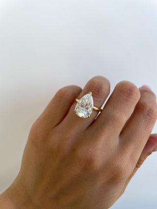 Anillo de compromiso solitario de moissanita de talla pera de 5,75 quilates