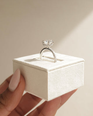 Bague de fiançailles avec halo caché et pavé en moissanite à taille ronde de 2,50 ct