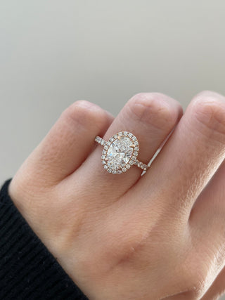 Bague de fiançailles avec halo et pavé de moissanite taille ovale de 1,53 ct