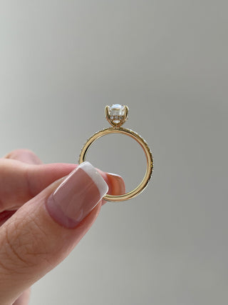 Anillo de compromiso con moissanita de corte ovalado de 2,0 quilates con halo oculto y pavé