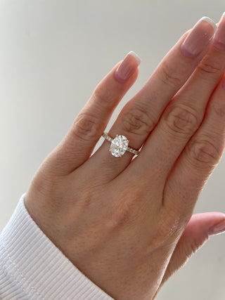 Bague de fiançailles avec halo caché et pavé en moissanite à taille ovale de 2,0 ct