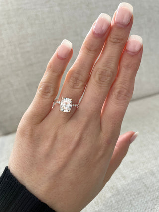 Bague de fiançailles en moissanite taille coussin allongée de 2,01 ct avec halo caché et pavé