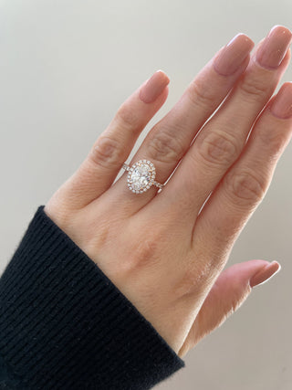 Bague de fiançailles avec halo et pavé de moissanite taille ovale de 1,53 ct