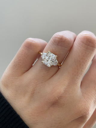 Bague de fiançailles à trois pierres en moissanite taille radiant de 1,50 ct