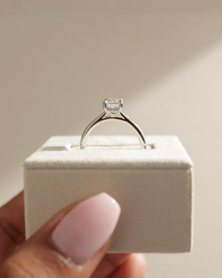 Bague de fiançailles avec halo caché en moissanite taille émeraude de 1,0 ct